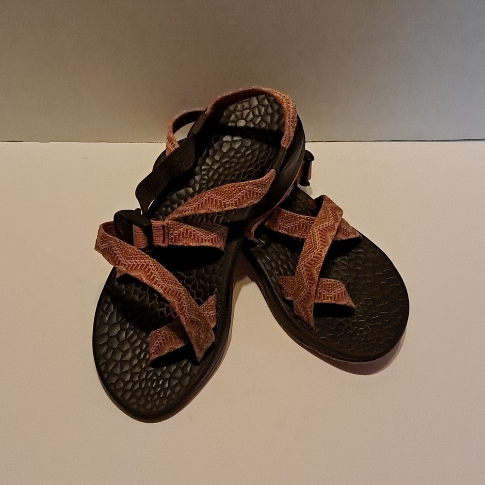Woman’s Chaco Z2 Classic Beaded Rose Size 6